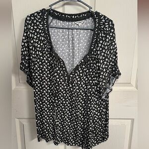 Max Studio Black and White Buttoned Blouse